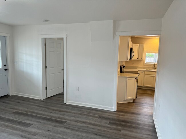 Building Photo - Updated 3 bedroom 2 bathroom duplex in his...