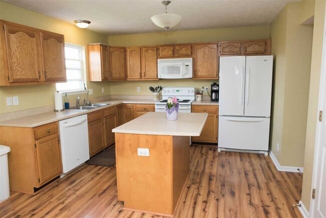 Building Photo - 4 Bedroom 2.5 Bath Home