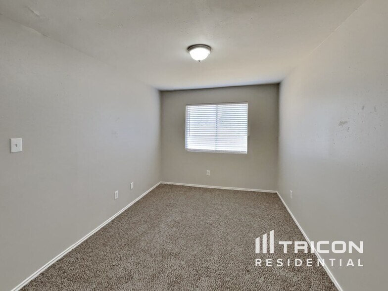 Building Photo - 12844 Edgewood Park Dr