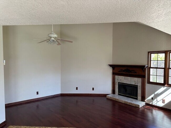 Building Photo - Weston Ranch Home 3 Bedrooms 2 Bath