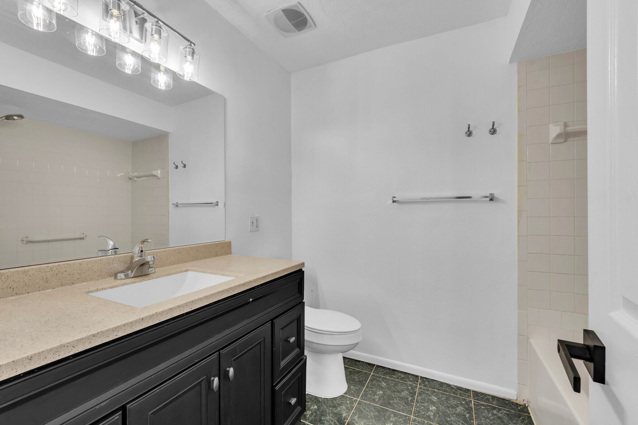 Building Photo - 6013 W Knox St