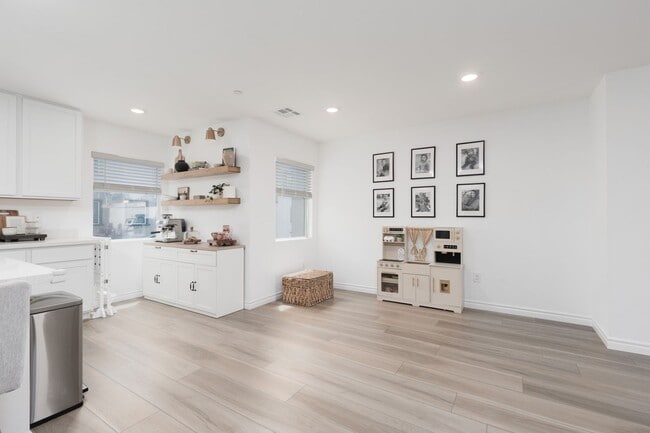Building Photo - Newer townhome in the NW