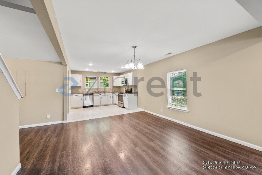 Building Photo - 1114 W Bank St