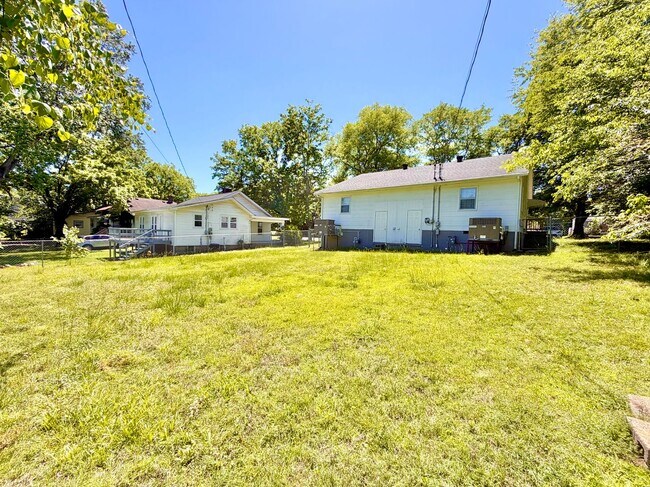 Building Photo - 857 Greenwood Ave