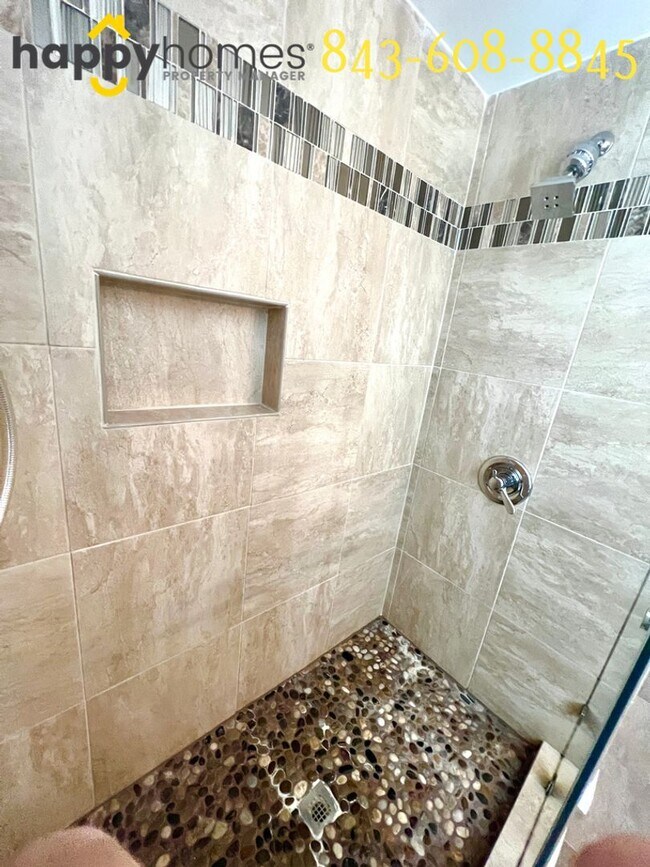 Building Photo - Beautiful 3 bedroom 3 full bath home locat...