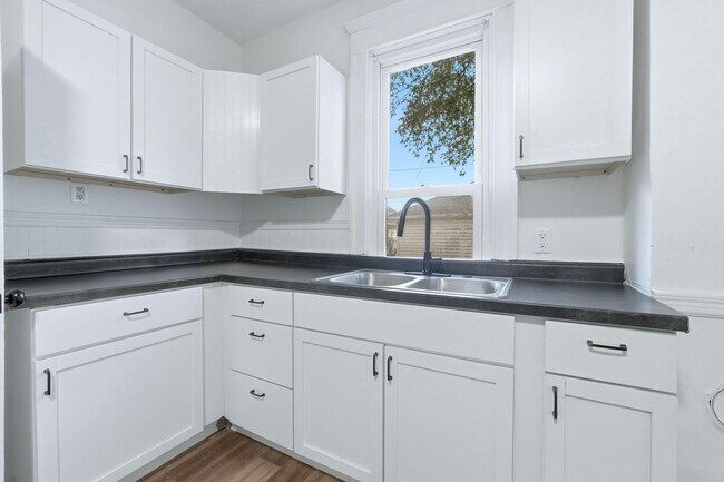 Building Photo - 3-Bed, 2-Bath Home with Large Kitchen & De...