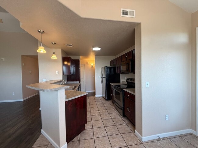 Building Photo - 2 Bedroom Condo Minutes to Ft. Carson