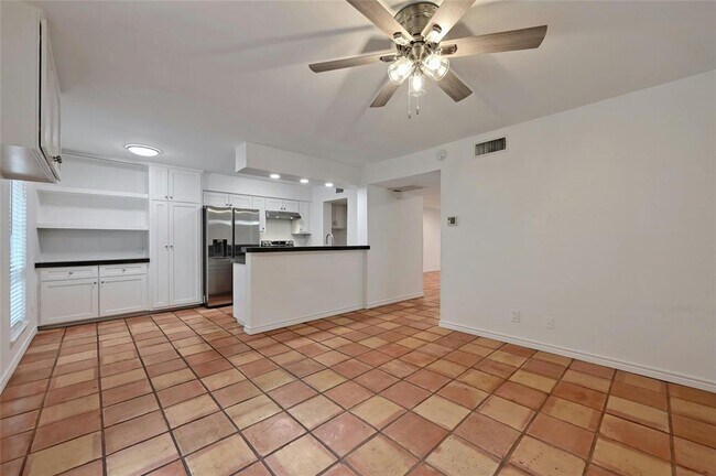 Building Photo - 6637 Valleyside Rd
