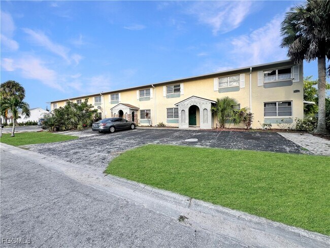 Building Photo - 6635 Warwick Cir