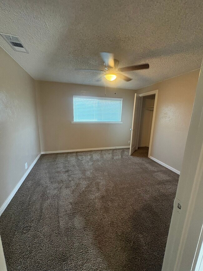 Building Photo - 6832 E Harvey Ave