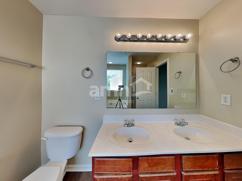 Building Photo - 3006 Chimney Wood Trl
