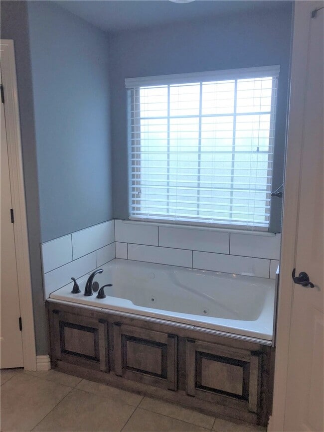 Building Photo - 709 Olivia Ln