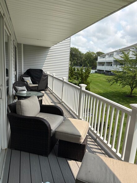 Building Photo - 3205 Bluffs Dr S