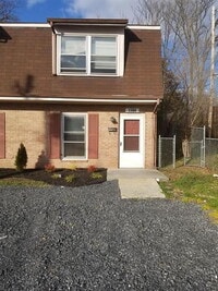 Building Photo - 2 Bedroom 1.5 Bath Townhome on culdesac with fenced in back yard. Close to Shops and Downtown.