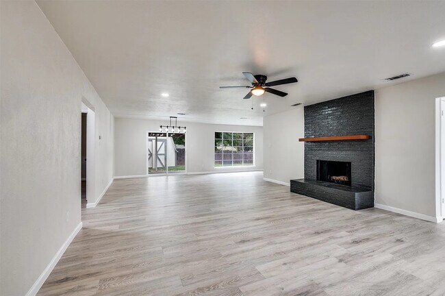 Building Photo - 9704 Leland Ln