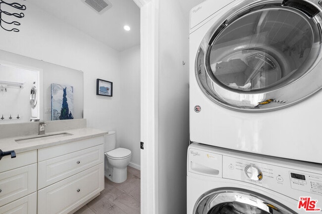 Building Photo - 2559 Colby Ave