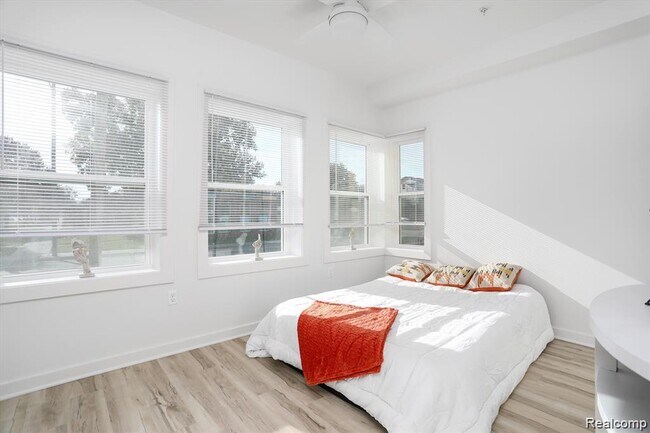 Building Photo - 799 E Grand Blvd