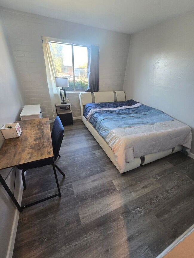 Building Photo - Rooms for Rent – Furnished, Lockable, & Private Backyard! 6 Spots Open.