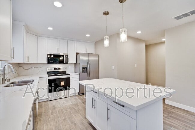 Building Photo - 681 S 13th St