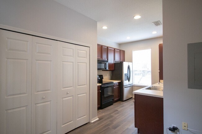 Building Photo - Charming Townhome in Avalon Park