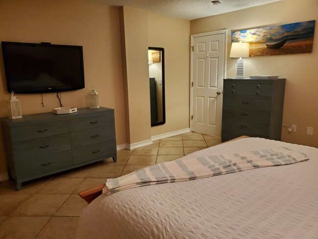 Building Photo - 7930 Sun Island Dr S