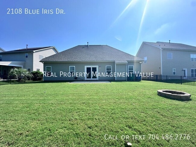 Building Photo - 2108 Blue Iris Dr