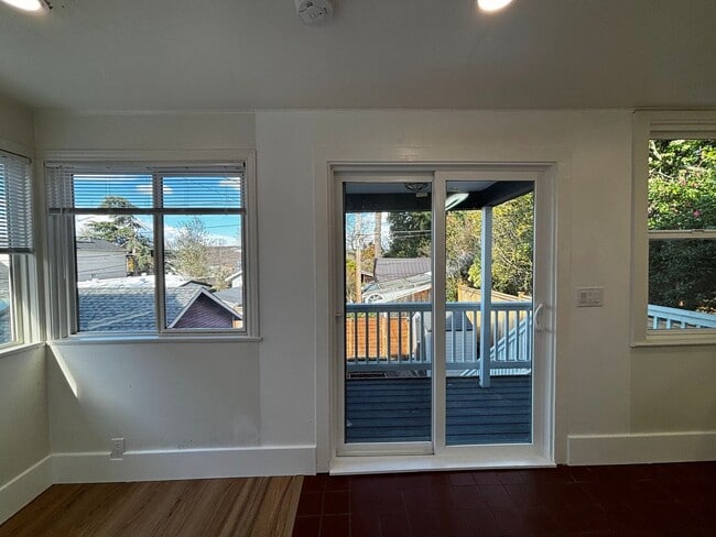 Building Photo - Charming duplex-style house in the heart of Green Lake and Tangletown