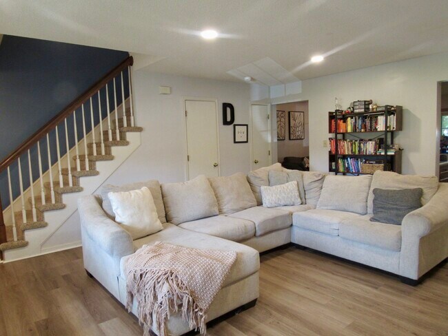 Primary Photo - 302 S Hill Ln