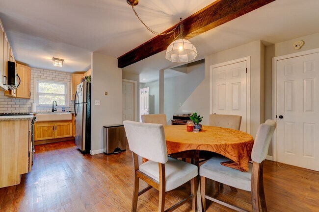 Building Photo - Charming East Rock Single Family