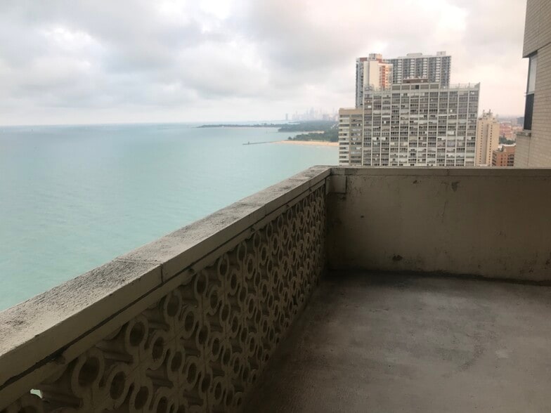 Balcony - 6301 N Sheridan Rd
