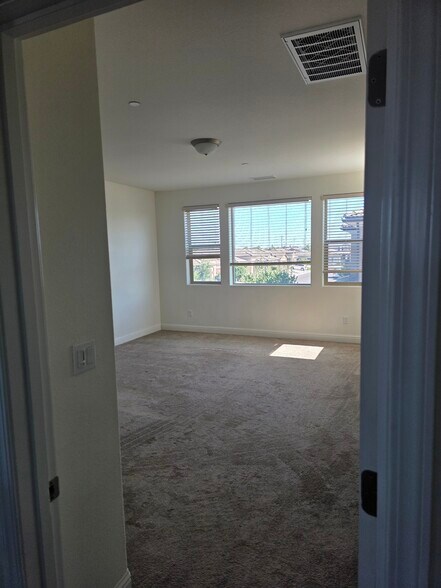 Master bedroom - 6193 E Homan Ave