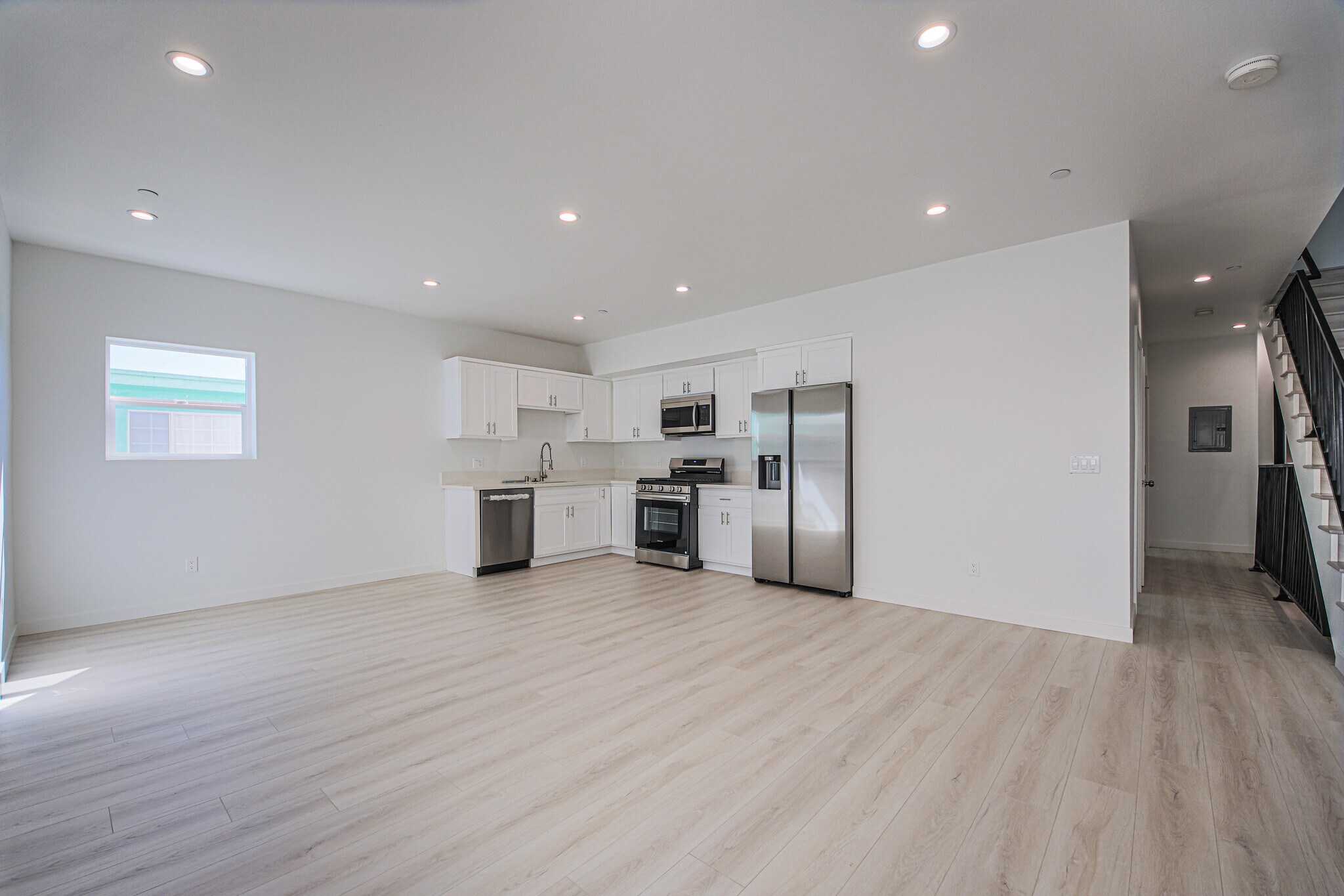 Building Photo - 2811 S Cloverdale Ave