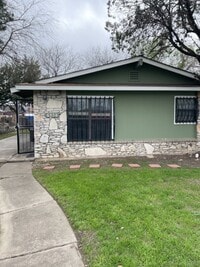Building Photo - Updated 2 Bedroom Home with Bonus Room and Covered Patio