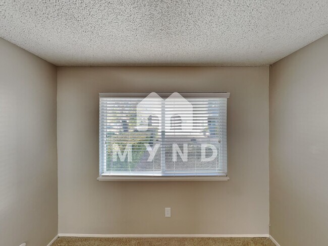 Building Photo - 6500 Country Club Dr Apt 1