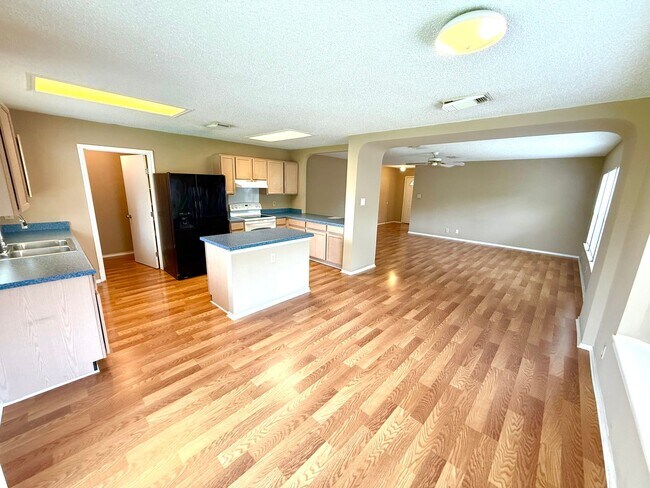 Building Photo - AVAILABLE NOW! 3 Bedroom 2 Bath Home Ready...
