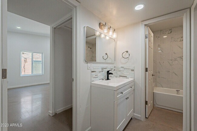 Building Photo - *BEAUTIFUL CONDO - 2br/1.5ba CONDO (44th &...