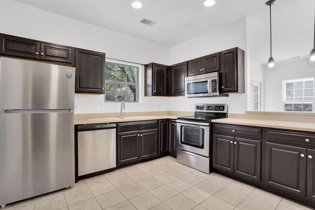 Building Photo - 3 bedroom 2.5 bath townhome in Carriage Sq...
