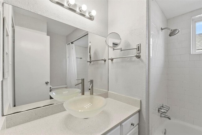 Building Photo - 826 Seacliff Dr