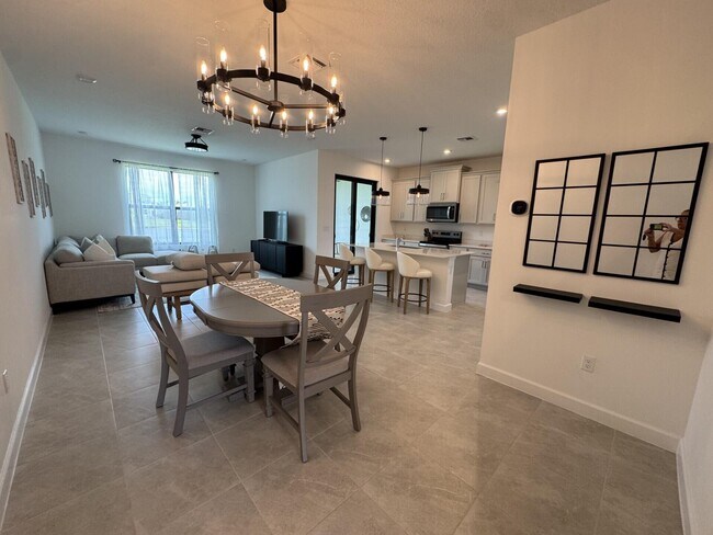 Building Photo - 14083 SW Thorens Dr