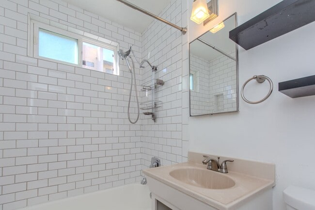 Building Photo - Spacious 2 bedroom / 1 bath home in Pacific Beach / Crown Point!