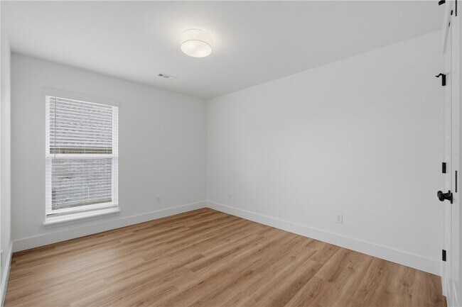 Building Photo - 5109 Vista Ave