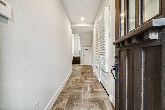 Building Photo - 912 Yale St