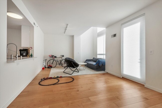 Building Photo - 69 Clementina St