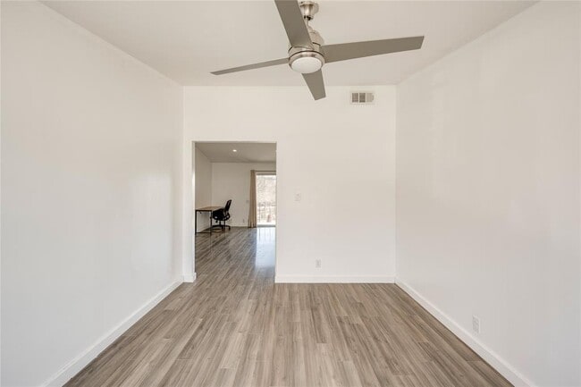 Building Photo - 1304 Mariposa Dr