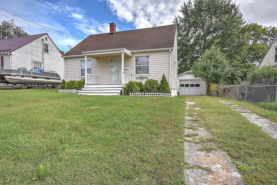 Primary Photo - 143 Carter St