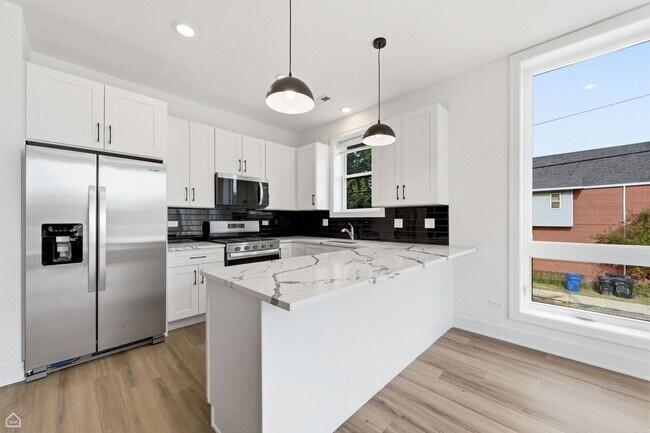 Building Photo - 3902 S Lake Park Ave