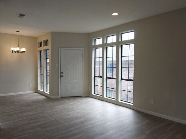 Building Photo - Must see! 1 Bed 1 Bath Condo in Lakewood Village!