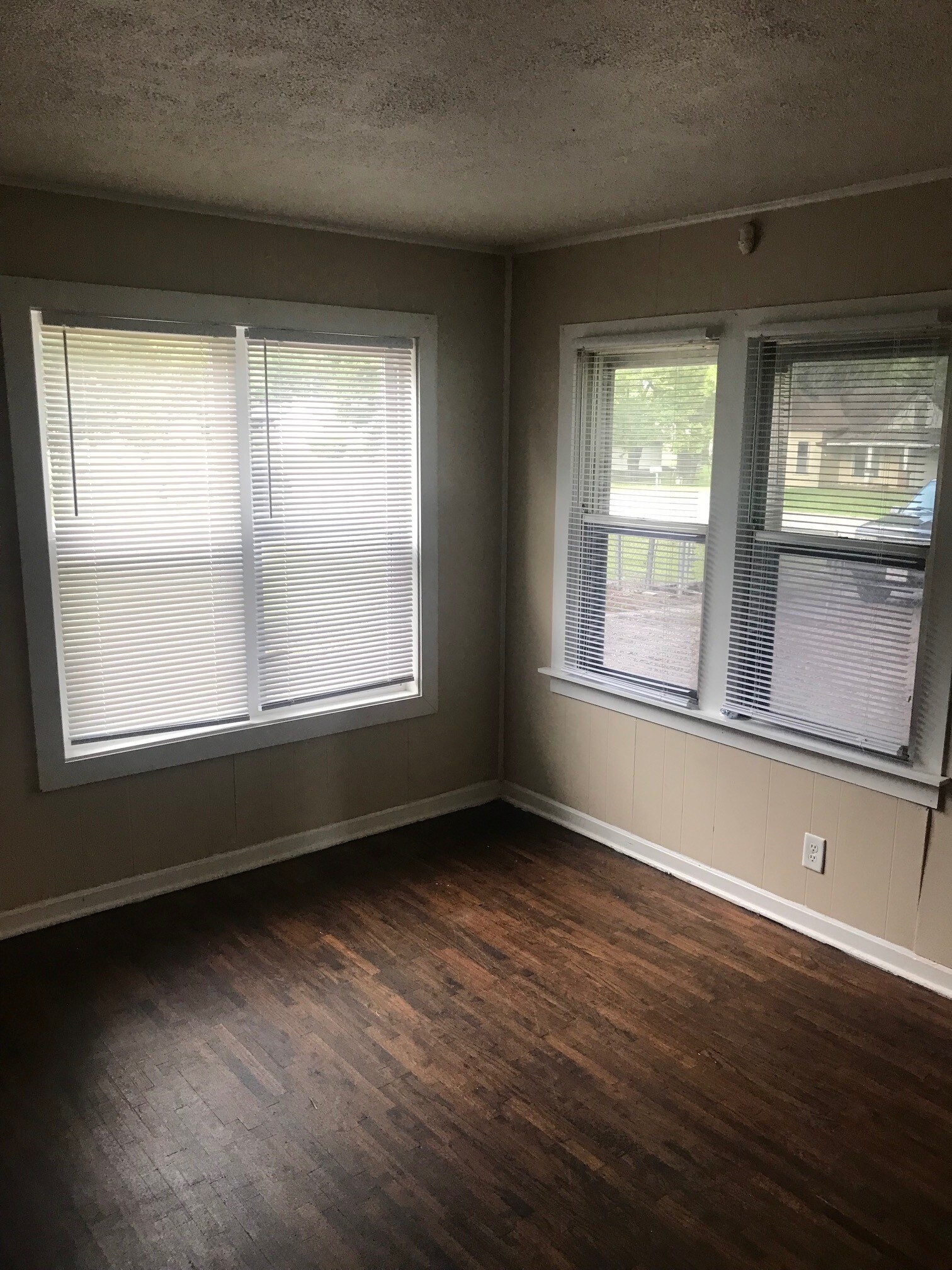 Living room - 923 Olive St.
