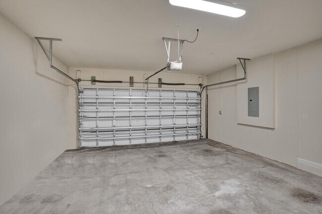 Building Photo - Gorgeous Townhome in Parkland