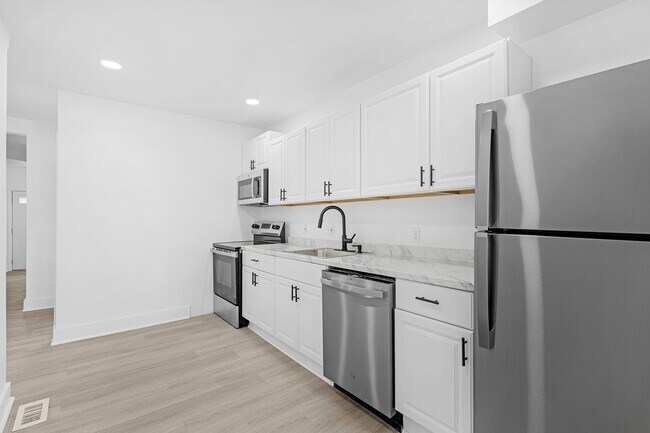 Building Photo - GORGEOUS end unit in Baltimore! 3 Bedrooms 3 Bathrooms Plus a Rec Room!